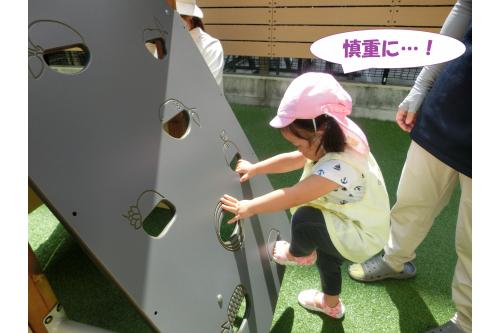滑り台の登り口は<br><span style='color:#ff7f00;'>足をひっかけて</span>登るとこと<br><span style='color:#7f00ff;'>階段</span>の２つ！<br><br>先生の手を借りることもなく<br><span style='color:#ff7f00;'>どんどん登っていく</span>姿が<br>頼もしいです<span style='color:#ffff00;'>★</span>