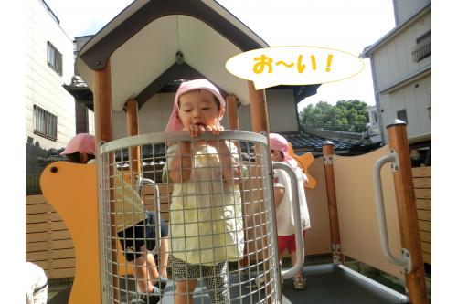 滑り台の上から<span style='color:#00ff00;'>「お～い！」</span>と<br><span style='color:#7f00ff;'>手を振って</span>アピールしてくれました<span style='color:#00ff7f;'>♪</span>