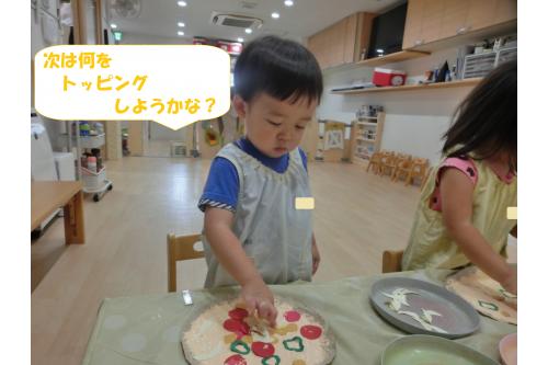 トッピングをたっぷり<span style='color:#00ffff;'>(^^♪</span><br><span style='color:#00ff00;'>ピーマン</span>や<span style='color:#ff0000;'>トマト</span><br><span style='color:#ff007f;'>マッシュルーム</span>に<span style='color:#ff7f00;'>コーン</span>と<br>たくさん乗せて<br>おいしいピザの完成<span style='color:#ffff00;'>★</span>