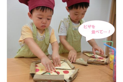 <span style='color:#ff00ff;'>ピザ屋さん</span>開店前に<br>まずは準備！<br><br>ピザを組み合わせて<br>丸くして準備完了<span style='color:#ffff00;'>★</span>