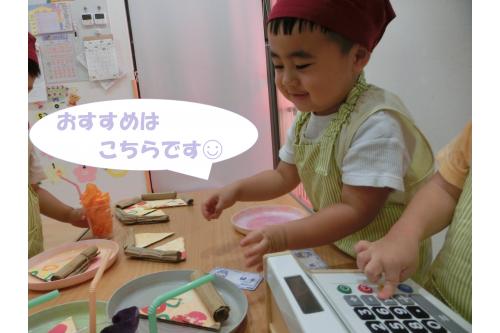 <span style='color:#7f00ff;'>お皿に盛りつけ</span>て<br>おすすめを紹介したり！<br><br>実際のお店屋さんに<br>なりきっていましたよ<span style='color:#00ff00;'>(^^♪</span>