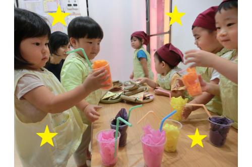途中で<span style='color:#ff007f;'>りすチーム(1歳児)</span>も<br>遊びに来てくれました！<br><br><span style='color:#00ff00;'>「おいしいピザですよ～！」</span>と<br>呼び込みもバッチリでした<span style='color:#00ff7f;'>(^^♪</span><br><span style='color:#007fff;'>お父さん</span>、<span style='color:#ff00ff;'>お母さん</span>との<br><br>買い物の様子をしっかりと<br>見ていて<span style='color:#ff007f;'>たくさん真似</span>も<br>していた子ども達♪<br><br>普段なかなかできない<br><span style='color:#ff7f00;'>お店屋さん</span>も楽しめて<br>大満足でした！<br><br>次回のブログもお楽しみに<span style='color:#ffff00;'>★</span>