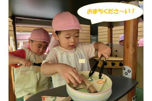 園庭でのごっこ遊びも<br>いつもと<span style='color:#ff0000;'>雰囲気が違って</span><br>たのしい様子<span style='color:#00ffff;'>(^^♪</span><br><span style='color:#7f00ff;'>うさぎチーム(2歳児)</span>が作ってくれた<br>ピザを使ってピザ屋さん!<br>