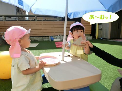 大きなお口をあけて<br><span style='color:#ff7f00;'>「あーんっ!」</span><br>おいしいねと<span style='color:#ff007f;'>にこにこ笑顔</span>も<br>たくさん見られました<span style='color:#00ff7f;'>♪</span>