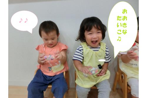 さっそく、<span style='color:#ffa851;'>自分で作った</span>楽器を<br>使って<span style='color:#ff3d3d;'>楽器遊びタイム</span><span style='color:#ff389b;'>！！</span><br><br>「<span style='color:#42a0ff;'>おおきなたいこ</span>」の歌に合わせて<br><span style='color:#b770ff;'>強弱</span>をつけながら音を鳴らしたり<br><span style='color:#7fff00;'>肩</span>、<span style='color:#00ff00;'>お腹</span>、<span style='color:#00ff7f;'>足</span>、いろいろな場所を<br>使って<span style='color:#75ffff;'>音の変化</span>を楽しんでいましたよ<span style='color:#ffff00;'>♪</span><br><br>これからも<span style='color:#7a7aff;'>様々な楽器</span>や<span style='color:#7a7aff;'>歌</span>などの<br><span style='color:#ff389b;'>音楽に触れ</span>、子ども達と一緒に<br>楽しんでいきたいと思います<span style='color:#ff0f0f;'>♡</span><br><br>次回のブログもお楽しみに<span style='color:#ffff00;'>☆</span>