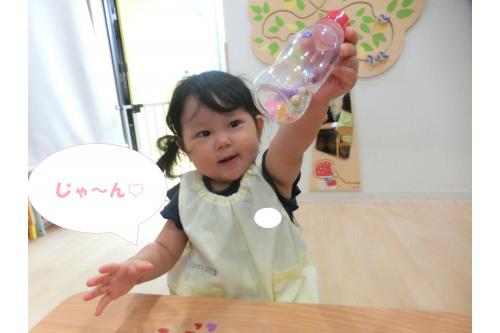 たくさんの<span style='color:#7575ff;'>ビーズ</span>を入れると<br>「<span style='color:#ffb770;'>みて～キラキラだね</span>」<br>と<span style='color:#ff4cff;'>嬉しそう</span>に見せてくれました<span style='color:#ff007f;'>♡</span><br><br><span style='color:#75ffba;'>音が鳴るか</span>を<span style='color:#baff75;'>フリフリ</span>して<br><span style='color:#75baff;'>確認する姿</span>も見られましたよ<span style='color:#ba75ff;'>(*^^*)</span><br><br>最後は、ボトルの周りに<br><span style='color:#7affff;'>シール</span>を貼って<span style='color:#ffba75;'>デコレーション</span>✨<br>