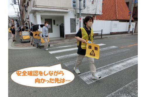 病院までは散歩車に乗って<br>向かいました！<br><br><span style='color:#ff007f;'>信号をしっかり守り</span><br>安全に向かうことが<br>できましたよ<span style='color:#7f00ff;'>(^^♪</span>