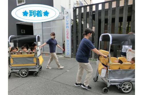 病院に到着しました！<br><br>慣れない場所に<br><span style='color:#0000ff;'>少し緊張</span>した様子…<br>
