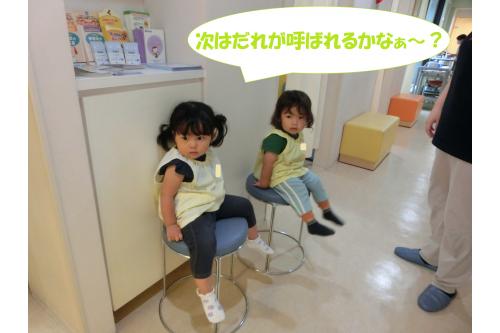 いよいよ診察室の前へ。<br><br><span style='color:#7f00ff;'>「次はだれのお名前呼ばれるかな？」</span><br>と少しドキドキでした！<br><br>診察中は先生の指示を聞いて<br><span style='color:#ff7f00;'>しっかりと答える</span>ことができる子<br>やっぱり<span style='color:#007fff;'>少し怖くて<br>涙の子…</span>と<br>反応も様々でしたが<br><span style='color:#ff007f;'>みんな元気です！</span>と<br>言っていただけて一安心です。<br><br>これからも元気いっぱい<br>たのしく過ごせたらと思います<span style='color:#00ff00;'>(^^♪</span><br>また、次回のブログもお楽しみに<span style='color:#ffff00;'>★</span>