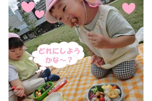 <span style='color:#ff9933;'>お弁当</span>は<br>てんしばに<span style='color:#2dff96;'>シート</span>を敷いて<br><span style='color:#2d96ff;'>ピクニックスタイル</span>で♪<br><br><br><span style='color:#ff2893;'>楽しみ</span>にしていた<br><span style='color:#ff9b38;'>お弁当</span>の時間❤<br><br><br><span style='color:#96ff2d;'>食事の挨拶</span>も<br>いつもより<br><span style='color:#ff2dff;'>嬉しそうな</span>様子でした<span style='color:;'>❤</span>