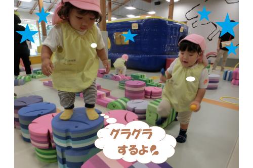 慣れない<span style='color:#1eff1e;'>大型遊具</span>に<br><span style='color:#2d96ff;'>ドキドキ</span>しながらも、<br>果敢に<span style='color:#ff2dff;'>チャレンジ</span>していました<span style='color:#ff2323;'>★</span>