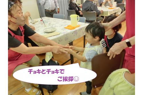 手と手を取り合い<br>楽しむ様子に周りも<br>たくさんの笑顔が<span style='color:#ff007f;'>(^^♪</span><br><span style='color:#007fff;'>「元気な姿にこちらも元気をもらいました！」</span><br>と言っていただけてうれしかったです<span style='color:#ff00ff;'>♡</span>