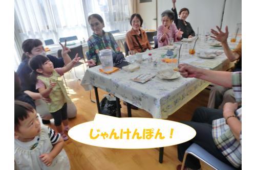次は各テーブルを回って<br><span style='color:#ff007f;'>「やきいもグーチーパー」</span>