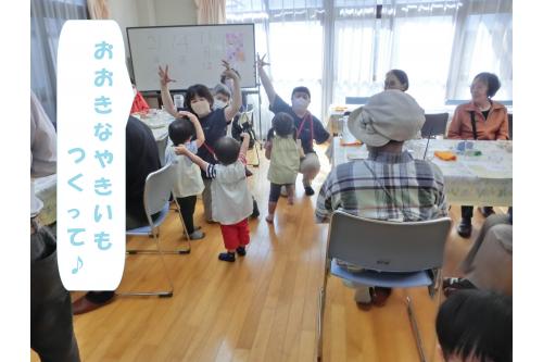<span style='color:#0000ff;'>どんなお芋を焼こうかなぁ？</span>と<br>みんなで考えました<span style='color:#ffff00;'>★</span>