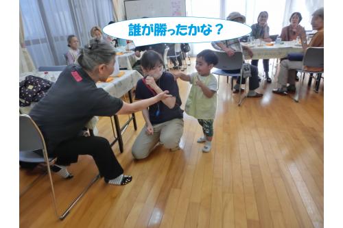 最近じゃんけんが<br>たのしい子ども達は<br><span style='color:#7f00ff;'>「どっちが勝ち～？」</span>と<br>勝ち負けにも興味津々！<br>