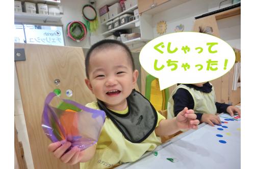 <span style='color:#7affff;'>ホワイトボード</span>に貼ったり、<span style='color:#ff7abc;'>カラーセロハン</span>に貼ったり…。<br><br><span style='color:#00ff7f;'>貼るもの</span>によって上手に貼れたり、難しかったりするので<br><span style='color:#ff962d;'>シール</span>が丸まってしまうこともありましたが<br>「なおして～<span style='color:#ff0000;'>！</span>」と<span style='color:#ff9933;'>シール</span>を渡してくれたり、そのまま貼って<br>楽しんでいました<span style='color:#ff7abc;'>(*´ω`*)</span><br><br>いろいろな<span style='color:#bc7aff;'>素材</span>に触れることが<span style='color:#ff7aff;'>大好き</span>な子どもたちなので<br><span style='color:#ff7f00;'>季節</span>ならではの<span style='color:#00ff00;'>素材</span>にも触れて遊んでみたいと思います<span style='color:#7abcff;'>♫</span><br><br>次回のブログもお楽しみに<span style='color:#ffff00;'>★</span>