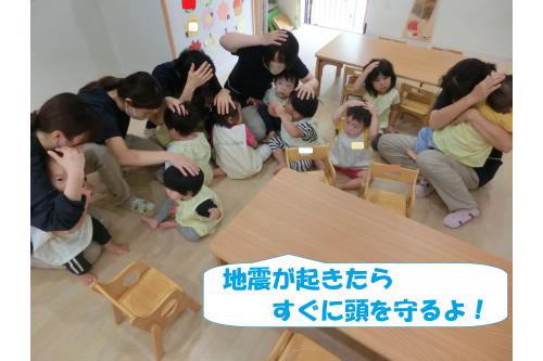 <span style='color:#ff7f00;'>「地震です」</span>という声で<br>素早く集まりしっかりと<span style='color:#ff007f;'>頭を<br>守る</span>ことができました！<br>