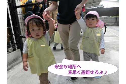 安全確認された<br><span style='color:#ff007f;'>避難経路</span>を通って…<br>