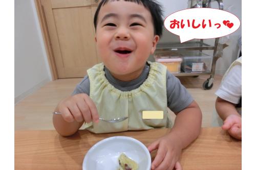完成したものは<span style='color:#7f00ff;'>おやつ</span>で<br>食べました！<br><br><span style='color:#ff7f00;'>「おいしい！」</span><br><span style='color:#ff007f;'>「もっと食べたい★」</span><br>と<span style='color:#0000ff;'>おかわり</span>もしっかりとして<br>大満足<span style='color:#00ff7f;'>(^^♪</span><br>自分で作ったおやつは<br>おいしかったようで<br><span style='color:#ff007f;'>「またしようね！」</span>と<br>おはなししていました<span style='color:#7fff00;'>♪</span><br>また、次回のブログもお楽しみに<span style='color:#ffff00;'>★</span>