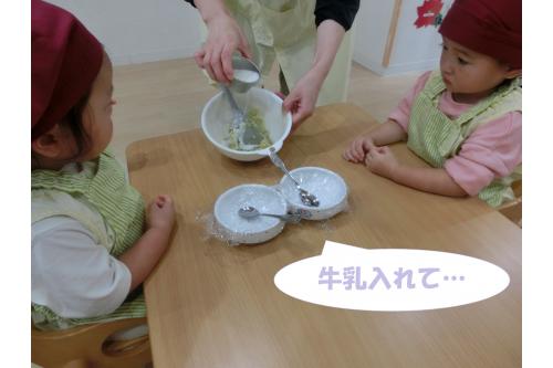 牛乳も入れたのですが<br><span style='color:#7f00ff;'>「これ知ってる！ミルク！」</span><br><span style='color:#00ff00;'>「飲んだことあるよ！」</span><br>と大喜びで<span style='color:#ff7f00;'>知っていること</span>を<br>教えてくれました<span style='color:#007fff;'>(^^♪</span>