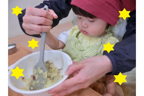 味付けもしてもう一度<span style='color:#00ff00;'>まぜまぜ♪</span><br><span style='color:#ff007f;'>「おいしくなるかなぁ？」</span><br><span style='color:#007fff;'>「早く食べたい♡」</span>という声が<br>たくさん聞こえてきました！<br>