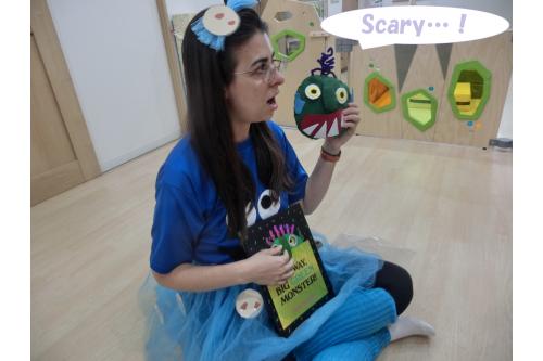 <span style='color:#ff007f;'>Story time</span>は<br><span style='color:#00ff00;'>「GO AWAY BIG GREEN MONSTER」</span><br>という絵本を見ました!<br><br><span style='color:#7fff00;'>Green monster</span>の人形も<br>登場し初めは<span style='color:#ff7f00;'>「怖いかも…」</span>と<br>言っていましたが…<br>