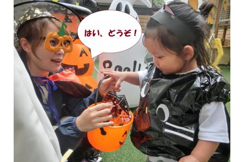 カードと<span style='color:#ff60af;'>お菓子を交換</span><span style='color:#ff1414;'>♡</span>