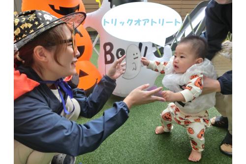 最後は、<br><span style='color:#1e8eff;'>優しい魔女</span>に<br>「<span style='color:#ff7f00;'>トリックオアトリート</span>」と<br>カードを渡しに行って......<br>