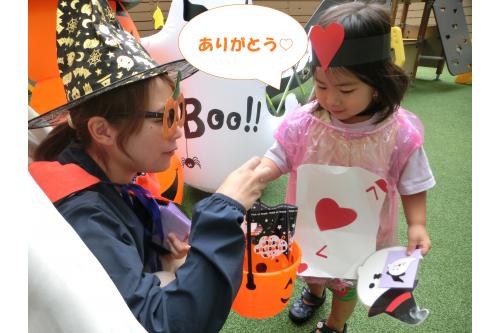 お菓子をもらえて<br><span style='color:#ff2d96;'>とっても嬉しそうな表情</span>の子ども達<span style='color:#ffbc7a;'>(*'ω'*)</span><br><br>みんなで<span style='color:#70b7ff;'>仮装</span>や<span style='color:#7575ff;'>ゲーム</span>をしたりと<br><span style='color:#ff3d3d;'>笑顔いっぱい</span>の楽しい<br><span style='color:#a54cff;'>ハロウィンパーティー</span>となりました<span style='color:#4cff4c;'>♪</span><br><br>また来年も<span style='color:#ff2dff;'>楽しいハロウィン</span>ができますように<span style='color:#ffa851;'>☆</span><br><br>次回のブログもお楽しみに<span style='color:#ff4cff;'>♡</span>