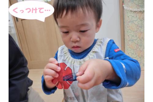 <span style='color:#ff00ff;'>溝同士</span>をはめて<br>くっつけます!<br><br><span style='color:#00ff00;'>少し硬い</span>のですが<br>ぎゅーっと押し込んで…<br>