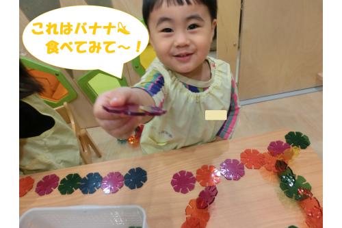作るだけではなくて<br><span style='color:#ff007f;'>きれいに並べて</span>お店屋さんごっこ<span style='color:#7fff00;'>♪</span><br><span style='color:#ff00ff;'>「これバナナなんだ~!」</span>と<br>見立てあそびも上手に<br>できるようになりました<span style='color:#ffff00;'>★</span>