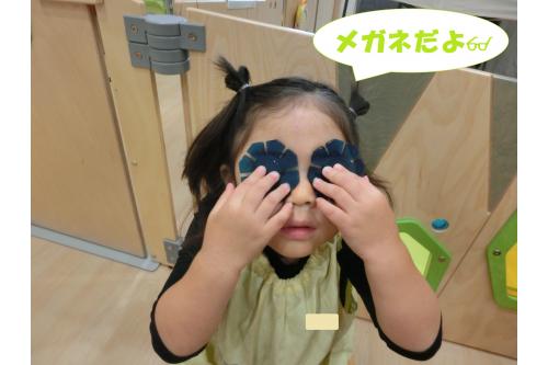目に当てて<span style='color:#7f00ff;'>メガネ</span>にも<span style='color:#ff0000;'>♡</span><br><span style='color:#00ff00;'>「なんか色がついて見える!」</span>と<br>新しい発見もありました(^^♪<br><br><br>半透明なので<span style='color:#7f00ff;'>違う色同士</span>を<br>合わせて<span style='color:#00ff00;'>混色</span>を楽しんだり<br>太陽の光にあてて<br><span style='color:#ff007f;'>影あそび</span>をしたり<br>様々な遊びを楽しめたらと<br>思います<span style='color:#00ffff;'>♪</span><br>また、次回のブログもお楽しみに<span style='color:#ffff00;'>★</span>