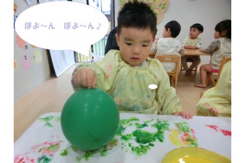 <span style='color:#51ffff;'>風船遊び</span>が大好きなりすチームさんは<br>風船が出てくると<br>「<span style='color:#ff5656;'>うわ～</span>」と<br>今から何をするのかな？と<br><span style='color:#ff198c;'>ワクワクの様子</span><span style='color:#ffff00;'>☆</span><br><br>風船に<span style='color:#ba75ff;'>絵の具</span>をつけて<br>大きな模造紙の上に<br><span style='color:#b5ff6b;'>トントントン</span><span style='color:#23ff23;'>！</span><br><br>風船を<br><span style='color:#56aaff;'>ぼよ～ん</span>と跳ねさせたり<br><span style='color:#7575ff;'>くるくる</span>と回したりと<br><span style='color:#ff60ff;'>色々な塗り方</span>を楽んでいました<span style='color:#ff2323;'>♡</span>