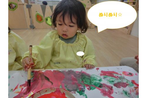 <span style='color:#00ff00;'>筆</span>でもお絵描きを楽しみましたよ<span style='color:#00ff7f;'>♪</span><br><br><span style='color:#00ffff;'>手の平</span>に絵の具を<br><span style='color:#b770ff;'>ぬりぬり</span>して<span style='color:#ff9e3d;'>手形</span>を<br>とったり<br>