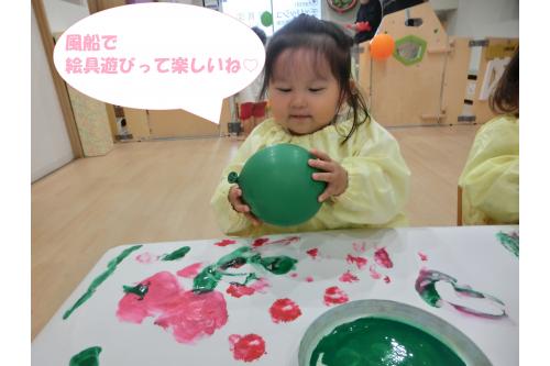 「<span style='color:#ff6bff;'>せんせいみて～</span>」<br>「<span style='color:#ff9328;'>ちょうちょうかいたよ</span>」<br>「<span style='color:#70b7ff;'>まる</span>」<br>と言って<br>風船が<span style='color:#a54cff;'>割れないよう</span>優しく扱いながら<br><span style='color:#ff3d9e;'>可愛い絵</span>をたくさん描いていました✨<br>