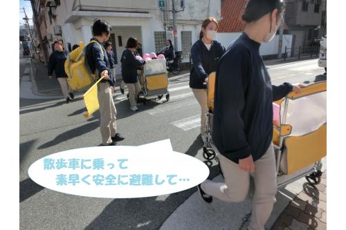 荷物を持って<span style='color:#ff007f;'>散歩車</span>に<br>みんなで乗り込んで出発。<br><br><span style='color:#ff7f00;'>素早く安全な避難</span>を<br>行うことができました。<br>