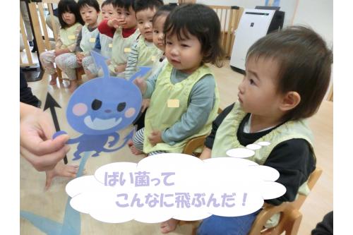 咳エチケットのお話を聞いてからは<br>咳が出る時は<span style='color:#00ffff;'>意識</span>して「<span style='color:#ff0000;'>忍</span><span style='color:#ff00ff;'>者</span><span style='color:#ff7f00;'>の</span><span style='color:#7fff00;'>ポ</span><span style='color:#007fff;'>ー</span><span style='color:#7f00ff;'>ズ</span>」を<br>することができている子どもたち(^^)✨<br><br>お家でも<span style='color:#ff7f00;'>咳エチケット</span>を意識し、<br><span style='color:#007fff;'>感染予防</span>に努めていきましょうね<span style='color:#7fff00;'>♪</span><br><br>次回のブログもお楽しみに～<span style='color:#ffff00;'>★</span>