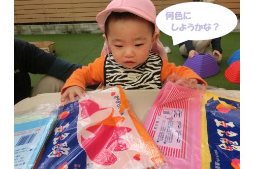 <span style='color:#ff00ff;'>ひよこチーム（0歳児）</span>は<br><span style='color:#007fff;'>お花紙</span>の好きな色を選んで…<br>