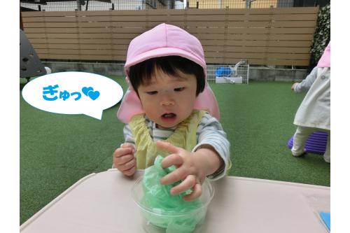 <span style='color:#7f00ff;'>くしゃくしゃ</span>っとケースに<br>詰めてみました！<br><br>心地よい気候の中<br>園庭で<span style='color:#00ff00;'>のびのび製作</span>を<br>楽しみましたよ<span style='color:#007fff;'>(^^♪</span>