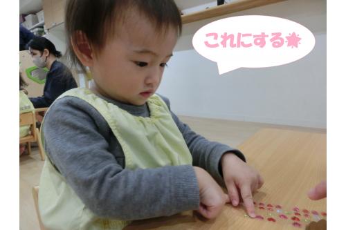 <span style='color:#ff007f;'>シール</span>を選んで飾り付け<span style='color:#ff0000;'>♡</span><br><span style='color:#00ff00;'>ビーズ</span>なども使って<br>とっても<span style='color:#ff007f;'>かわいく</span>仕上がりました！<br>