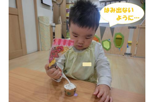 <span style='color:#ff7f00;'>りすチーム（1歳児）</span>は<br><span style='color:#007fff;'>ホイップ粘土</span>を絞って…<br>