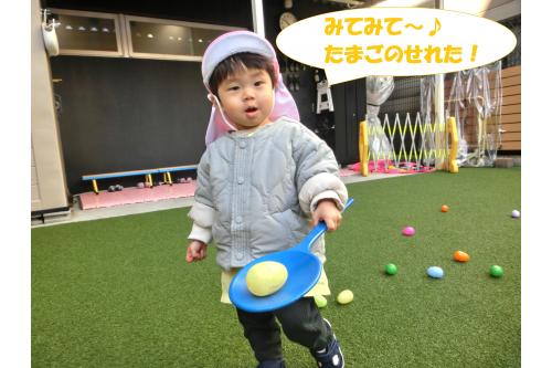<span style='color:#bc7aff;'>卵型のカプセル</span>も<span style='color:#ff7abc;'>自分</span>でのせてみたり、<br>のせるのが難しいと「<span style='color:#ff9b38;'>せんせー!</span>」と呼んで「のせて!」と<br>指差し<span style='color:#7abcff;'>アピール</span>(^^)/<br>