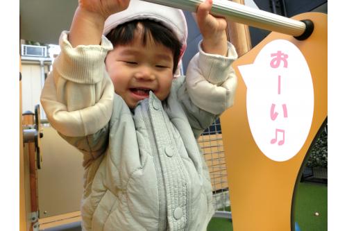 <span style='color:#ff007f;'>「自分で</span>!」となんでも<span style='color:#ff42ff;'>挑戦</span>したい気持ちが<br>少しずつ増えてきたので<br><span style='color:#007fff;'>できる範囲</span>で<span style='color:#7affbc;'>保育者</span>も側につき<br>見守ったり、声掛けをしています<span style='color:#ff7f00;'>!!</span><br><br>遊具の上から下にいる<span style='color:#7aff7a;'>お友だち</span>を見つけて<br><span style='color:#ff7a7a;'>ニコニコ</span>で「お~い!」と声をかけています<span style='color:#7a7aff;'>(^^♪</span>