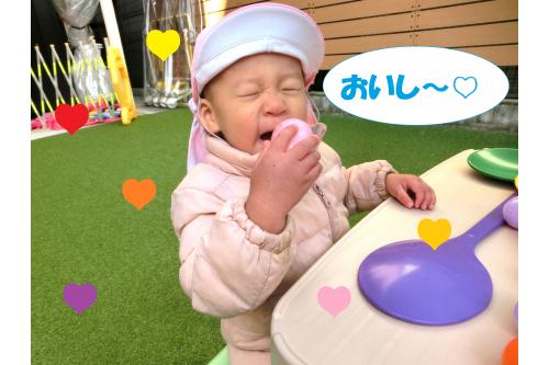 <span style='color:#ff00ff;'>先生</span>も一緒になって<span style='color:#ffbc7a;'>卵屋さんごっこ</span>をしました<span style='color:#ff0000;'>♫</span><br><br><span style='color:#7aff7a;'>卵カプセル</span>を「どうぞ!」と運んでくれるお店の人になったり<br>ひたすら「おいし~<span style='color:#ff7abc;'>♫</span>」と卵を<span style='color:#ffbc7a;'>食べる</span>真似をしたり…(笑)<br><br>卵が美味しくって<span style='color:#ff7aff;'>最高の笑顔</span>も見せてくれました(*^^*)<br>これからも<span style='color:#ff7aff;'>いろいろ</span>な<span style='color:#7affbc;'>遊び</span>を一緒にしていきたいと思います(^^)/<br><br>次回の<span style='color:#7abcff;'>ブログ</span>もお楽しみに<span style='color:#ffff00;'>★</span>
