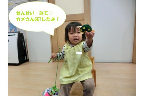 慣れてくると<span style='color:#b770ff;'>二匹同時</span>に釣ったり<br><span style='color:#ff3333;'>高速で</span>次々に<span style='color:#75ffff;'>魚</span>を<span style='color:#ffb56b;'>ゲット</span>していました<span style='color:#ffff6b;'>！！</span><br><br>上手く釣れない時は、<br><span style='color:#bcff7a;'>手</span>や<span style='color:#47a3ff;'>足</span>を使って<span style='color:#ff5bff;'>バレないよう</span><br>こっそりと<span style='color:#70ff70;'>捕まえる姿</span>も見られましたよ（笑）<br><br>とても楽しかったようで<br>「<span style='color:#ff0f87;'>たのしかった～</span><span style='color:#ff007f;'>♡</span>」と<br>満足気な子ども達でした<span style='color:#ff8e1e;'>ヽ(^o^)丿</span><br><br>次取り組む時はさらに<span style='color:#00ff00;'>腕が上がっている</span>と<br>思うので、また<span style='color:#7575ff;'>魚釣り遊び</span>をしたいと<br>思います<span style='color:#00ff00;'>♪</span><br><br>次回のブログもお楽しみに<span style='color:#ffff00;'>☆</span>