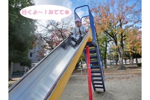 こーんな大きな<span style='color:#7f00ff;'>滑り台</span>に挑戦！<br><br><span style='color:#ff007f;'>「高いところからだと<br>たくさん車が見えるんだ～！」</span>と<br>道路の方を見てはたらくくるまを<br>探していましたよ<span style='color:#ffff00;'>★</span><br>ごみ収集車が見えて<br><span style='color:#0000ff;'>「お仕事頑張って！」</span>と<br>応援してくれました✨<br>