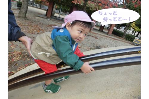 腕の力と足の踏ん張りで登る<br>こんなものにも<span style='color:#ff7f00;'>挑戦！</span><br><span style='color:#ff007f;'>「先生お尻押しといて～」</span>と<br>言いながらも頑張って登っています<span style='color:#007fff;'>(^^♪</span>