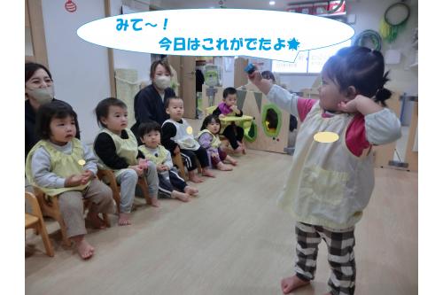 中から<span style='color:#ff007f;'>動物</span>が登場！<br>見せて～とお友だちに言われて<br>みんなに見せてくれました<span style='color:#ffff00;'>★</span>