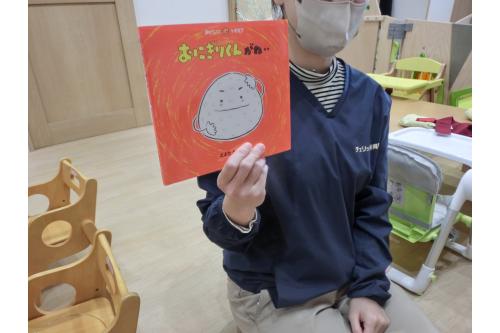 最初に<br>「おにぎりくんがね・・・」の絵本を読んだのですが<br>「<span style='color:#ff5151;'>にぎにぎぎゅっぎゅ</span>」<br>「<span style='color:#ffa54c;'>あ～ん</span>」の<br>セリフを保育者と一緒に<span style='color:#adff5b;'>口ずさみ</span>ながら<br>楽しむ子ども達<span style='color:#ff56ff;'>♪</span>