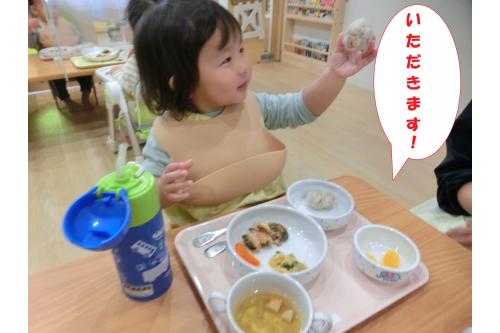 <span style='color:#ff7f00;'>出来上がった</span>おにぎりは<br><span style='color:#ff6bb5;'>給食の時間</span>にみんなで<br><span style='color:#56ffaa;'>美味しく</span>いただきました✨<br>